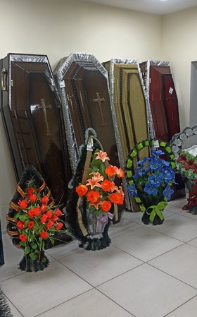 Ритуальні послуги в Чернігові та Чернігівській області На нашому сайті ви зможете знайти все необхідне для організації поховання. Ми пропонуємо широкий асортимент товарів і послуг за доступними цінами.  Наші основні послуги:  Повна організація поховання. Послуги перевезення та супутні роботи. Проведення кремації. Великий вибір ритуальної атрибутики. Ми поруч у ваш складний час Втрата близької людини – це важке випробування. Ми готові допомогти вам у цей нелегкий період. Якщо вам потрібна професійна допомога в організації поховання в Чернігові чи Чернігівській області, звертайтеся до нас. Ми подбаємо про всі деталі та надамо вам підтримку, щоб ви не залишалися наодинці зі своїм болем.  Послуги з організації поховання  Цілодобові консультації та підтримка. Допомога в оформленні всіх необхідних документів. Бронювання місця на кладовищі. Організація ритуального відспівування. Додатковий транспорт для родичів і близьких. Рекомендації щодо вибору місця для поминальної трапези. Перевезення та супутні роботи  Транспортування покійних до моргу, кладовища, дому або церкви (по місту, області чи Україні). Доставка ритуальних товарів. Перенесення труни з тілом. Послуги копання могил. Кремація Кремація – це один із найдавніших методів поховання, який сьогодні набуває все більшої популярності.