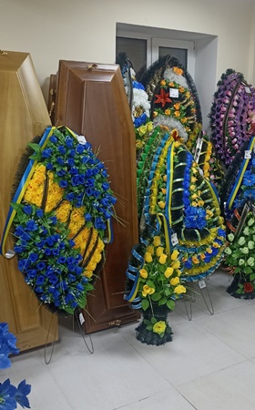 Ритуальні послуги в Чернігові та Чернігівській області На нашому сайті ви зможете знайти все необхідне для організації поховання. Ми пропонуємо широкий асортимент товарів і послуг за доступними цінами.  Наші основні послуги:  Повна організація поховання. Послуги перевезення та супутні роботи. Проведення кремації. Великий вибір ритуальної атрибутики. Ми поруч у ваш складний час Втрата близької людини – це важке випробування. Ми готові допомогти вам у цей нелегкий період. Якщо вам потрібна професійна допомога в організації поховання в Чернігові чи Чернігівській області, звертайтеся до нас. Ми подбаємо про всі деталі та надамо вам підтримку, щоб ви не залишалися наодинці зі своїм болем.  Послуги з організації поховання  Цілодобові консультації та підтримка. Допомога в оформленні всіх необхідних документів. Бронювання місця на кладовищі. Організація ритуального відспівування. Додатковий транспорт для родичів і близьких. Рекомендації щодо вибору місця для поминальної трапези. Перевезення та супутні роботи  Транспортування покійних до моргу, кладовища, дому або церкви (по місту, області чи Україні). Доставка ритуальних товарів. Перенесення труни з тілом. Послуги копання могил. Кремація Кремація – це один із найдавніших методів поховання, який сьогодні набуває все більшої популярності.