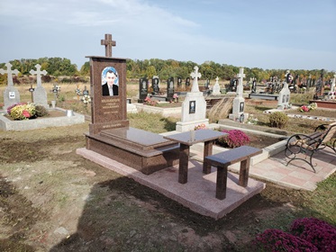 Гранітні памятники на могилу Чернівці