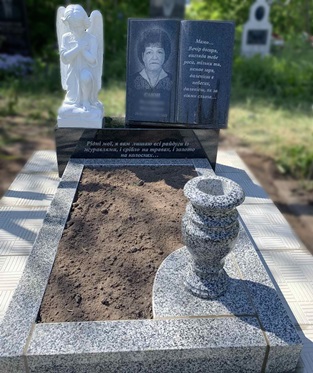 гранитный памятник на могилу Черкассы