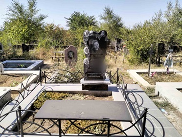 Гранитный памятник на могилу Николаев