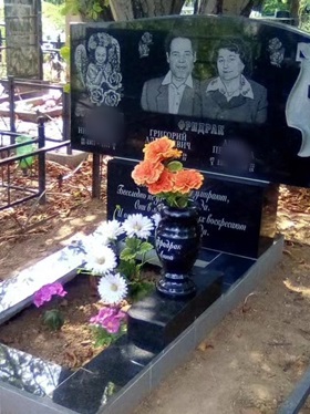 Гранитный памятник на могилу Николаев