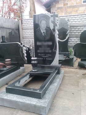 Гранитный памятник на могилу Николаев