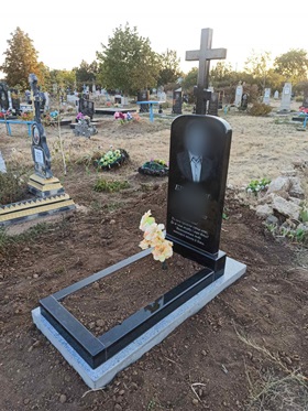 Надгробные гранитные памятники на могилу Николаев