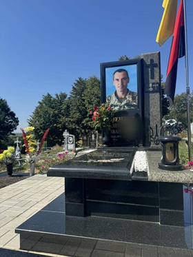 Пам'ятники на могилу Кельменці