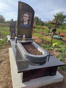 Пам'ятники на могилу Кельменці
