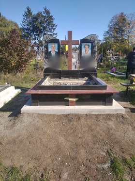 Пам'ятники на могилу Кельменці