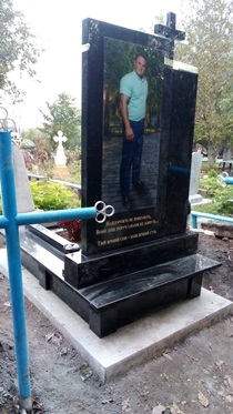 Пам'ятники на могилу Кельменці