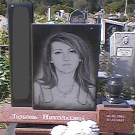 Пам'ятник з граніту на могилу Дніпро