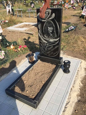 пам'ятник на могилу Знам'янка