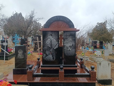 Гранитный памятник на могилу Николаев