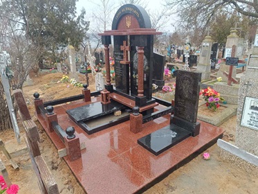 Гранитный памятник на могилу Николаев