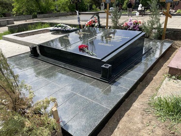 Памятники на могилу Николаев
