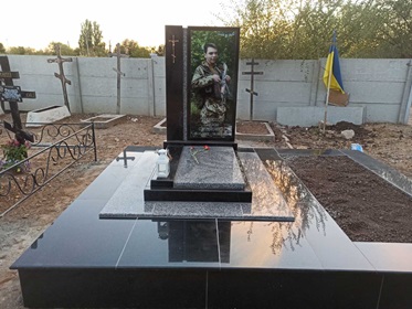 Гранитный памятник на могилу Николаев