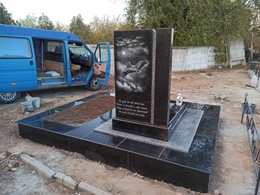 Гранитный памятник на могилу Николаев