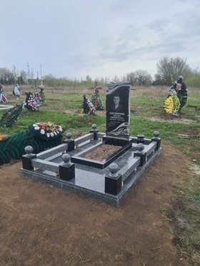 Пам'ятник на могилу з граніту Балта