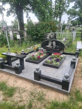 Пам'ятник на могилу з граніту Балта