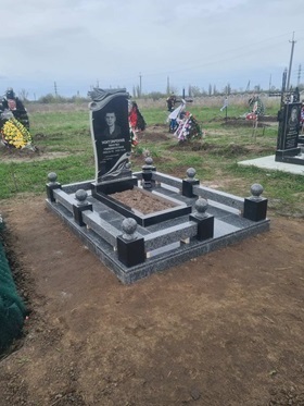 Пам'ятник на могилу з граніту Балта