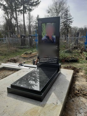 Надгробний пам'ятник на могилу Бар