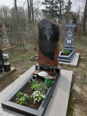 Надгробний пам'ятник на могилу Бар
