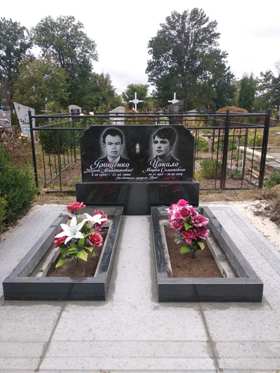 Пам`ятники надгробні Лисянка