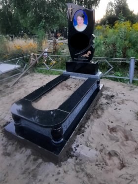 Пам’ятники з граніту Гранітні вироби Ритуальні послуги Заставна Кіцмань