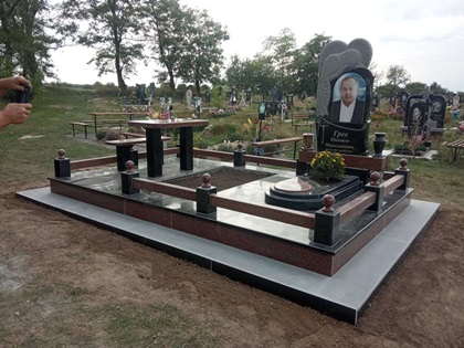 Пам'ятники надгробні