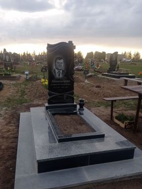 Ружин Пам'ятники гранітні та бетонні